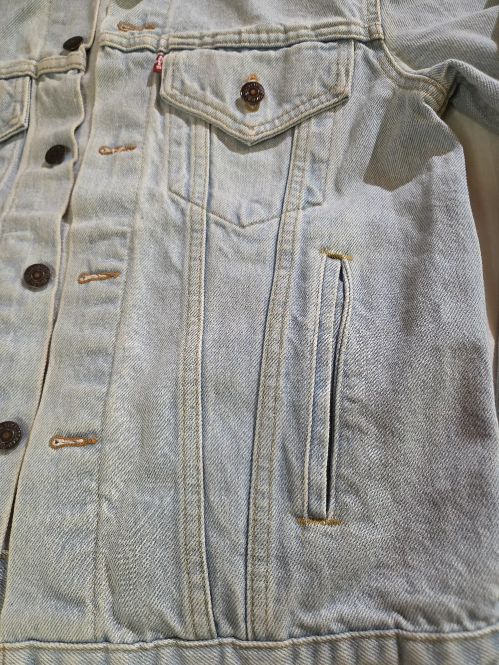 Vintage Levis Type 3 Jacket 7056-0211 Faded Light Wash (size SMALL) Made in USA